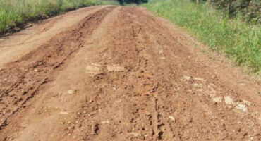 D2477 Road in the Nottingham Road area in uMngeni Municipality that residents and businesses said it is a risk of collapse if not repaired soon. Photo: Supplied.