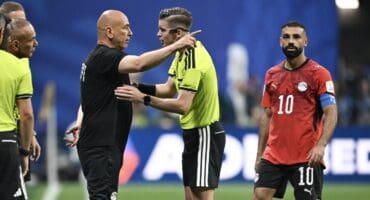 Egypt's head coach Hossam Hassan speaks with French referee Francois Letexier as Egypt's forward #10 Mohamed Salah looks on during the 2026 World Cup round of 16 football match between Argentina and Egypt at Atlanta Stadium in Atlanta on July 7, 2026. (Photo by ROBERTO SCHMIDT / AFP)