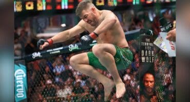 CHICAGO, ILLINOIS - AUGUST 16: Dricus du Plessis of South Africa jumps prior to his middleweight title bout in UFC 319 at the United Center on August 16, 2025 in Chicago, Illinois. Geoff Stellfox/Getty Images/AFP (Photo by Geoff Stellfox / GETTY IMAGES NORTH AMERICA / Getty Images via AFP)