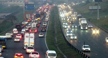 Stationary truck on the N2. Photo: i-traffic KZN
