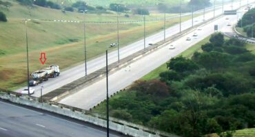Stationary vehicle on the N2 northbound at the ramp from Mdloti St. Photo i-traffic KZN
