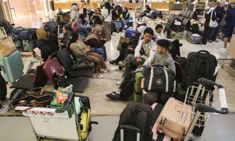 Stranded passengers wait for further information after scheduled flights were canceled following the eruption of Mount Anak Krakatau at Soekarno-Hatta International Airport in Tangerang, Banten, Indonesia, on September 6, 2026. Photo: AFP