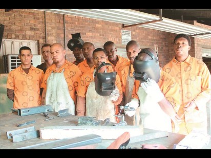 Die gevangenes wat 'n nuwe lewe vir hulleself wil skep deur vaardigheidsprogramme wat by die gevangenis aangebied word. Van links is Stepen Pienaar, Francis Koekemoer (vaardigheidskoördineerder), Edwin Galant, Thabo Mokgau, Anton Koekemoer, Adolphus Tholo, Luthando Mpolweni, Nkosinath Gamede, Zakes Mashaba en Thabo Mabula.