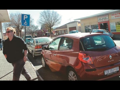 Inwoners "kan parkeer waar hulle wil", nadat die NUUS hul betrap en gekonfronteer het oor die onwettige daad.
