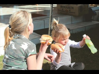 Kinders van die Mug en Tree-sopkombuis het hulle lippe behoorlik afgelek toe hulle aan die heerlike worsrolletjies gepeusel het. Die koeldrank was 'n lekker manier om die kele weer te verfris.