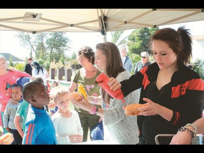 Die kinders kon nie wag om die heerlike worsrolletjies te proe nie.