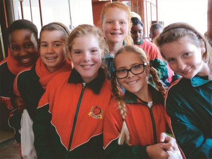 Grade 6 pupils of Beaulieu Preparatory School in Kayalami volunteerd to help pack the grocery bags for Lesego Primary School in Muldersdrift.