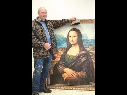 Dawid van Deventer by sy Mona Lisa-skildery nadat dit deur die Krugersdorp polisie teruggevind is.