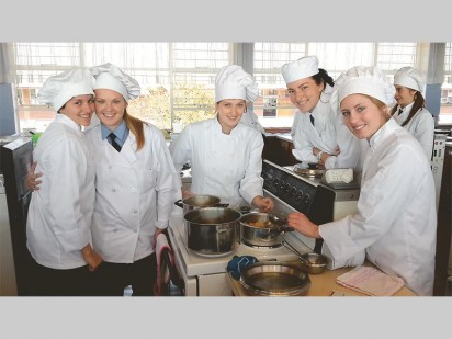 Daar is heerlik gebak en gebrou toe Hoërskool Noordheuwel se verbruikerstudie-klas heerlike boeregeregte vir 'n nuwe resepteboek The culinary journey of indigenious South African food voorberei het. Van die kokke wat by dié projek betrokke was, is van links Bianca du Preez, Derise Beukes, Nicoli Haasbroek, Alicia du Toit en Nadine Liebenberg