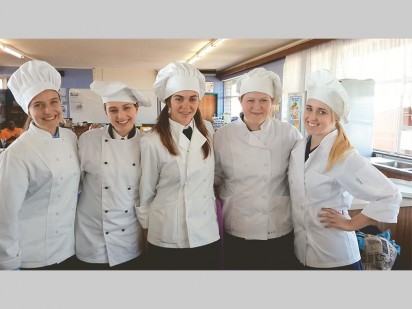 Daar is heerlik gebak en gebrou toe Hoërskool Noordheuwel se verbruikerstudie-klas heerlike boeregeregte vir 'n nuwe resepteboek The culinary journey of indigenious South African food voorberei het. Van die kokke wat by dié projek betrokke was is van links Nerine Roscher, Zelda Joubert, Chané de Bruyn, France van Niekerk en Christine Viljoen.