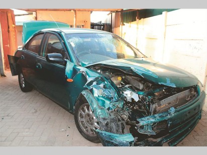 Die motorwrak waarin Albert Kruger en sy seun Shawn (15) en sy vriend Bernito (16) in 'n botsing betrokke was.