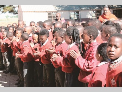 Die leerlinge van Kwaggafontein Laerskool sien uit om die nuwe boeke onder oë te kry.
