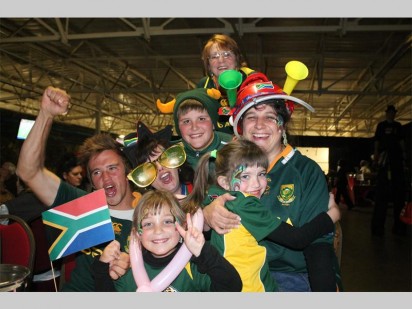 Uitgedos in Springbok-gewaad het hierdie ondersteuners die spogvertoning wat die Springbokke op die FNB-stadion opgedis het, met groot glimlagte verwelkom.