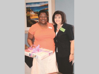 Anna Ditabe recieves a prize from nurse Magda de Hoog. 