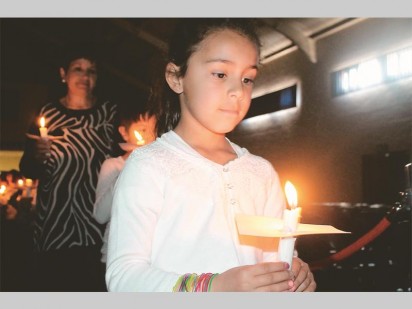 Kinders het die offisiële opening van Curro Krugersdorp Private Skool begin deur met kerse die saal in te stap.