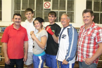 Die groep van die Krugersdorp-Wes Amateur Boksklub wat na die Suid-Afrikaanse Bokskampioenskap gaan.