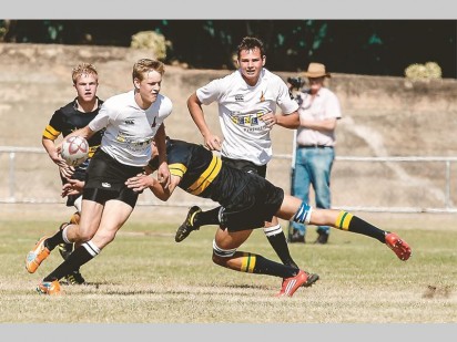 Die o.16 span in aksie teen een van hulle wedstryde in vanjaar se kragmetings. Hier is losskakel Ivan Smit en staatmakerslot Jacques Roberts besig om die bal te verdedig.