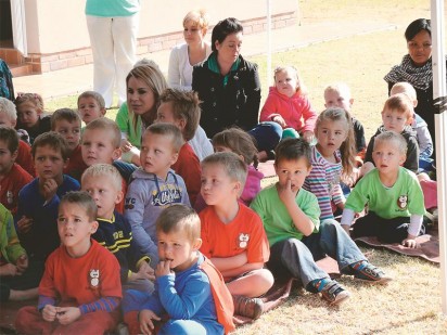 Die kindertjies luister aandagtig na die verhaal van tandbederf wat deur die sentrum aangebied word.