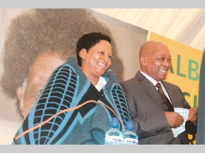 Gauteng Premier Nomvula Mokonyane (left) and President Jacob Zuma (right) at the official renaming ceremony of the R24 to Albertina Sisulu Road.