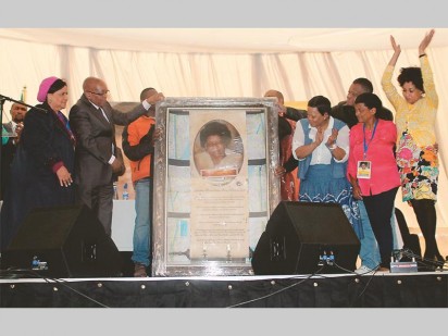 Family members of Albertina Sisulu, President Jacob Zuma, Gauteng Premier Nomvula Mokonyane, the Executive Mayors of the West Rand District Municipality, Mogale City Local Municipality, City of Johannesburg and the Ekurhuleni Municipality during the renaming of the R24 to Albertina Sisulu Road.