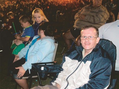 Rassie Myburgh, 'n groot aanhanger van Theuns Jordaan se musiek was van die sowat 3 000 mense wat die buitelugvertoning geniet het.