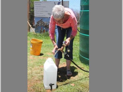 Jane Goosen, 'n pensioentrekker is besig om haar waterhouer te vul.