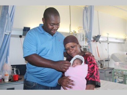 Klein Semakaleng Lebitsa is haar pa Desmond (regs) se trots toe sy op Kersdag gebore is. Hier is hulle saam met haar ma Mkhangeni Ivy.