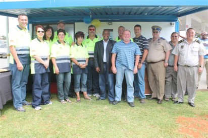 Lede van Sektor 7 Gemeenskapspolisiëringsforum saam met die Provinsiale voorsitter vir die GPF, Andy Mashaile en beamptes van Openbare Veiligheid by Mogale City.