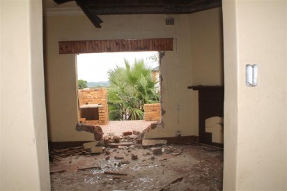 Die skuifdeur wat na die braai-area uitgaan, is verwyder.