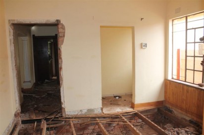 Deurrame, plafonne en houtvloere is uit die huis verwyder. 