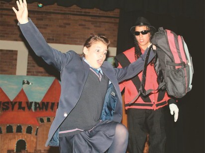 Violet (Lee Olivier) skrik toe Michael Jackson (Riaan de Jager) haar onverwags nader.