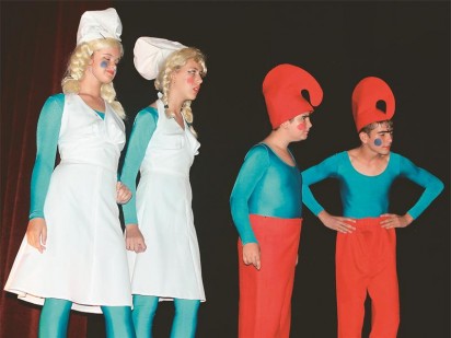 Die Smurfs gespeel deur Elaine Acker, Anel le Grange, Ronaldo Ehrke en Armand Liebenberg.