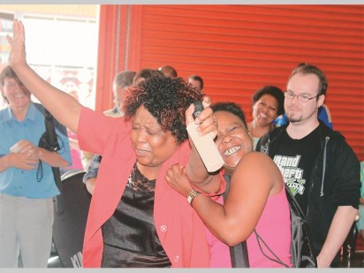 'n Gelukkige oomblik! Mefia Bontes van Klerksdorp word deur 'n familielid omhels nadat sy 'n nuwe Kia Picanto met Lombard Bande se promosie om 'n motor te wen, gewen het.
