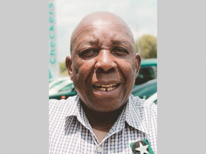 Edward Mahasha (72) 'n tuinwerker van Noordheuwel reken dat 'n mens Valentynsdag moet vier. "Dit is 'n goeie ding, as ek self geld het om vir my vrou iets te koop dan doen ek dit."