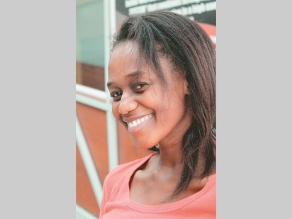 Keitumetse Makwela (24) 'n Honeursgraad student in Ontwikkelingstudies by die Universiteit van Suid-Afrika is tans enkellopend, maar is van mening dat Valentynsdag gevier moet word. "Ek dink 'n mens moet alles uithaal vir die een waarvoor jy lief is en dis beslis nié 'n gelmaak foefie nie."