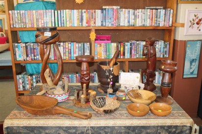 Verskeie interessante itens word by die Hospice Gauteng-Wes se winkel in Krugersdorp te koop aangebied.
