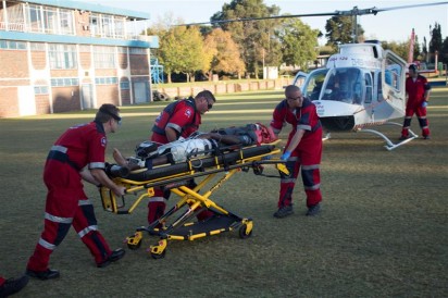 Paramedici van ER24 stoot 'n man (28) na 'n helikopter vir verdere mediese behandeling by die Leratong Hospitaal nadat hy deur 'n vragmotor op die R563 Oaktree-pad raakgery is.
