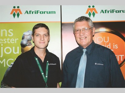 Marcus Pawson (links), AfriForum se gemeenskapskoördineerder vir Gauteng-Suid en Pieter Rautenbach (regs), hoof van plaaslike regeringsake by AfriForum tydens die stigting van Afriforum se Krugersdorp-tak.