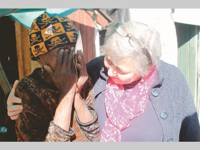 Coral Clutty gives an emotional Clara Ntsepo a hug after she received goods from her and her sister Linda Earl to help her with her non-profit organisation.
