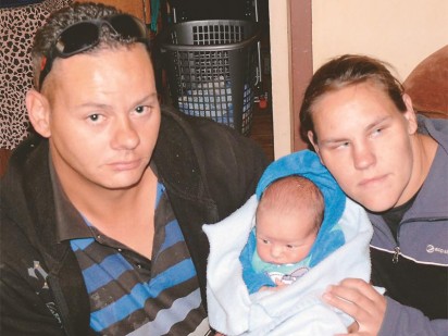 Pieter Hess en sy vriendin Rika Roode vrees die ergste nadat 'n onbekende dokter by die Dr Yusuf Dadoo Hospitaal hul seuntjie, Juan-Pierre Hess, tydens geboorte beseer het.
