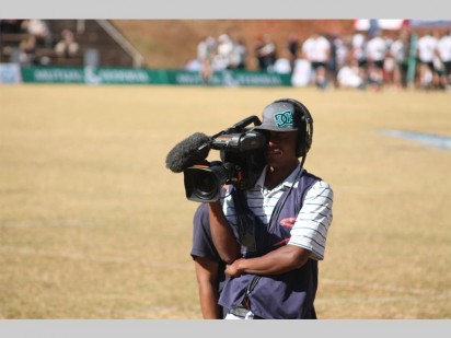 'n SuperSport-kameraman gereed om die aksie af te neem.