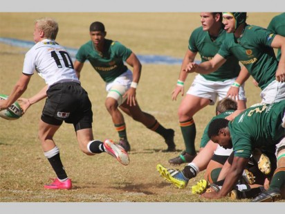 Monnas-losskakel Wikus van Biljon wys vir die Glenwood-spelers die hakskene op pad doellyn toe.
