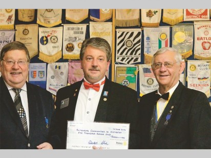 Past president Dennis Pretorius, District Govenor Anneas Balt and immidiate past president Colin Steyn hands over a check of R5 000 to Rustenburg children in need.