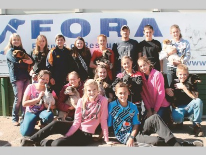 Die groep leerlinge van Hoërskool Monument se Graad 8E-klas het die diere by Fora met lekkernye, liefde en stappies bederf.
