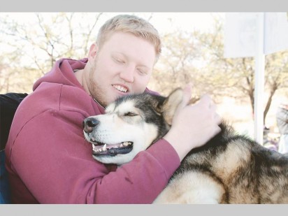 Brett Judnick gee vir Bee, 'n Alaskiese Malamoet, 'n stywe drukkie.