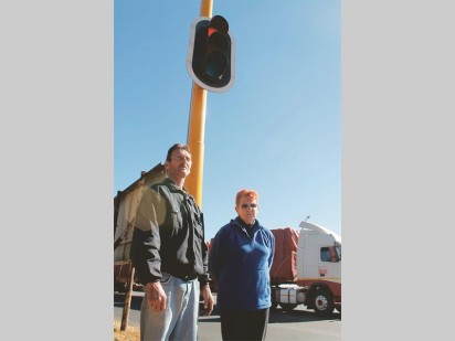 Madelein Botha (regs) mede eienaar van 'n kwekery in Krugersdorp-Wes voel die stadsraad moet iets omtrent die verwarrende kruising op die hoek van Rustenburg- en Industrialweg moet doen. Links is Johan Havinga, 'n werknermer by die kwekery.