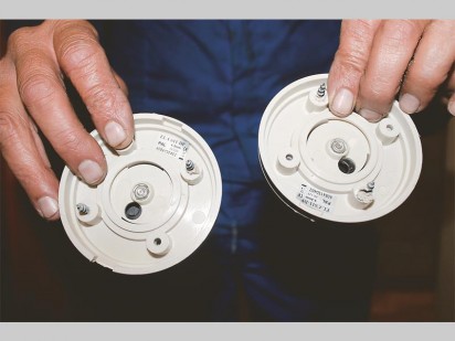 Hannes Venter, die skool se faktotum met die kameras wat in die kleedkamers was. Hy wys hier dat daar geen elektriese verbinding met hulle kamerasisteem was nie.