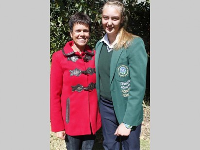Monica Pieters (links) gaan Gauteng in Julie tydens die Provinsiale Netbalkampioenskappe in Durban verteenwoordig. Regs is haar afrigter Elmarie van der Walt.