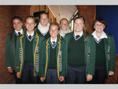 Dié onder 13 A-netbal dogters glimlag breed nadat hulle algeheel die 13de plek tydens die Gautengse Netbalkampioenskappe aan die Oos-Rand behaal het. Voor van links is René Weideman, Liandri le Roux en Monique Swanepoel. Agter van links is Michelle Grunenberg, Melini de Jager, Meléne van Rooyen en Samantha Smit. Afwesig is Inge Jansen van Vurren, Kitso Mponda en afrigter Isie Haupt.