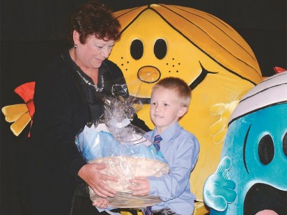Jean Hattingh receives his prize from Wimpy President Square owner Ria Kotze.